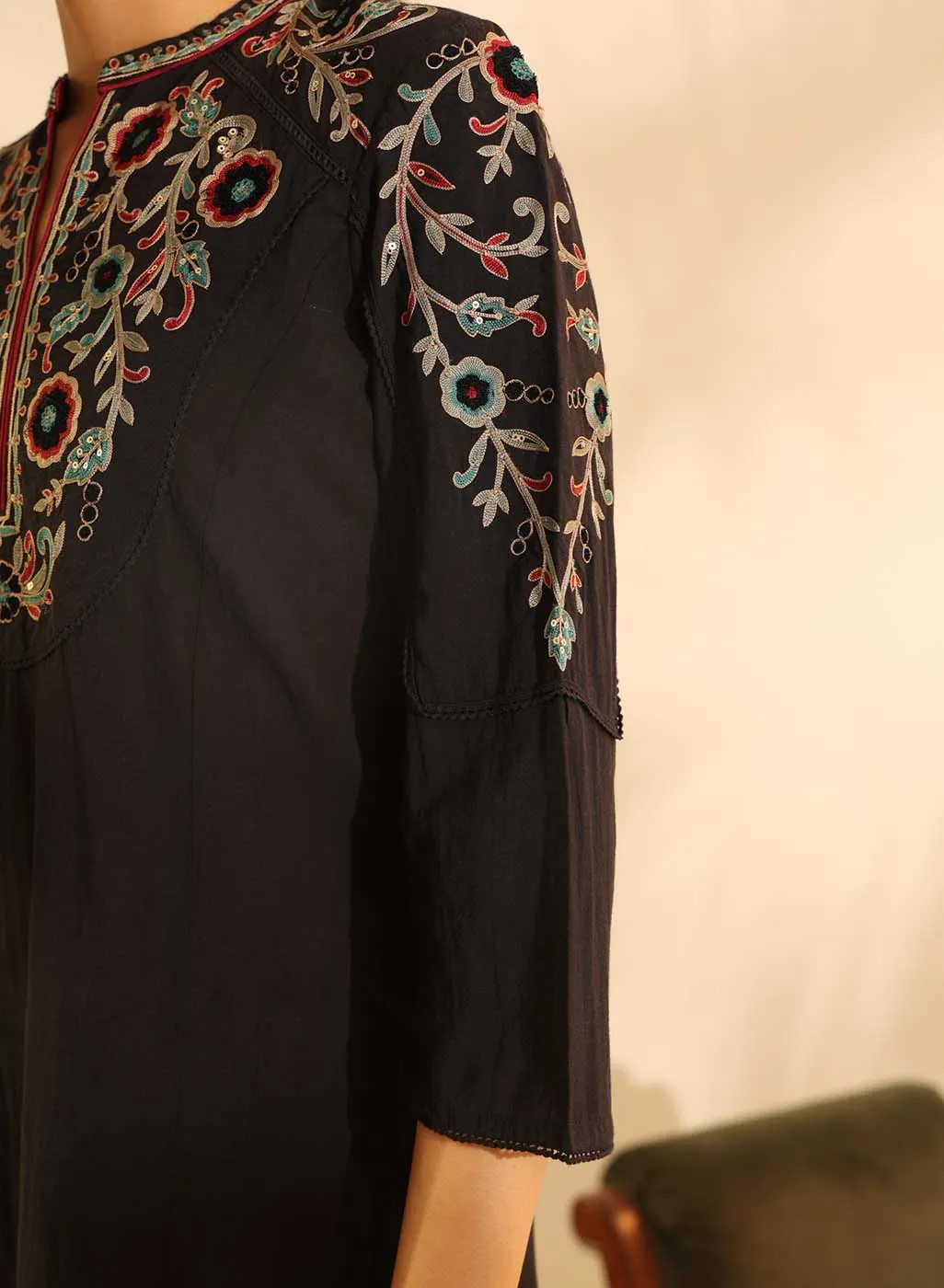 Black Knee-length Embroidered Kurta